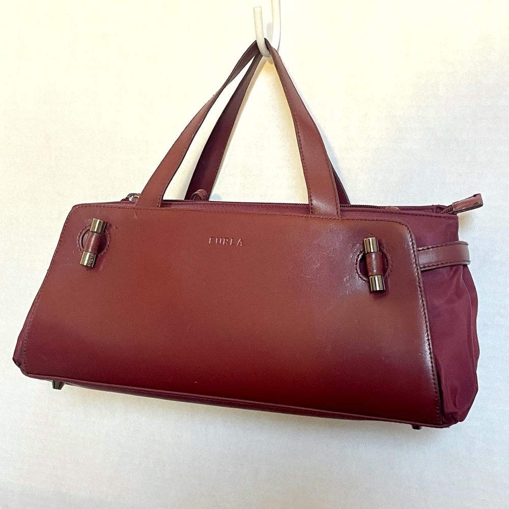 ✨Furla Purple Purse✨ Lots of different compartments. Great condition.